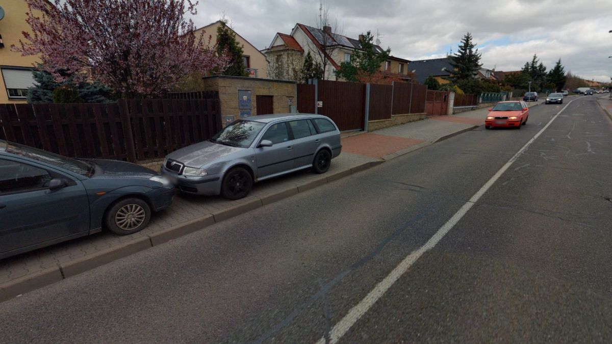 Muž v Praze najel autem do otce bývalé přítelkyně